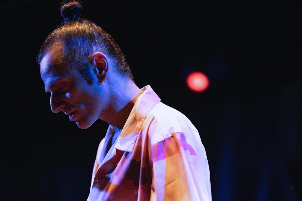 Ghemon, un microfono e un castello: è solo “Una Cosetta Così”